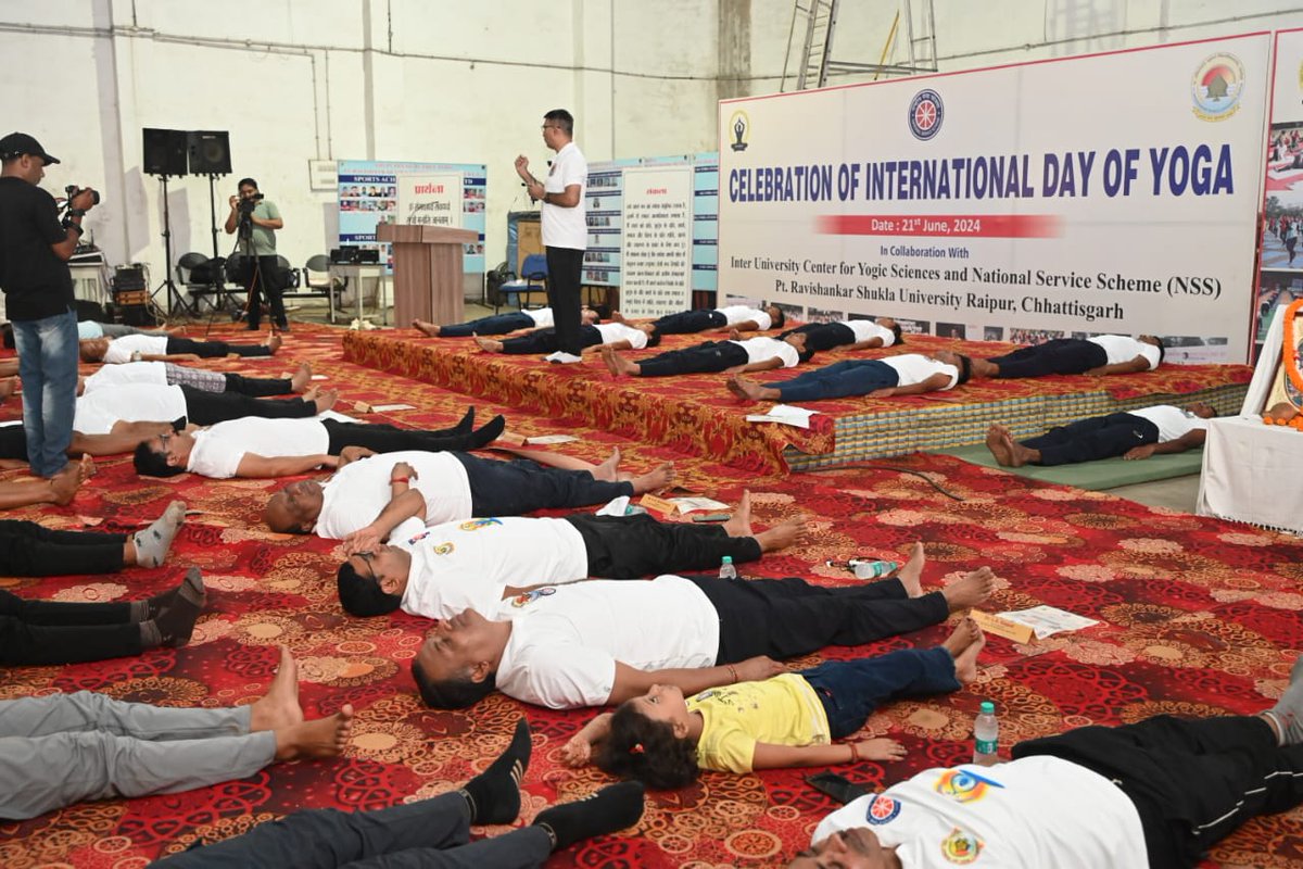 पं. रविशंकर शुक्ल विश्वविद्यालय में अंतरराष्ट्रीय योग दिवस का हुआ आयोजन. Inter University Center for Yogic Science, राष्ट्रीय सेवा योजना के संयुक्त तत्वावधान में विश्वविद्यालय परिसर में विद्यार्थियों, शिक्षक, अणधिकारी और कर्मचारीगण के लिए अंतरराष्ट्रीय योग दिवस का आयोजन किया गया।