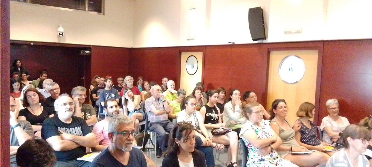 Després d'una presentació fantàstica de la Digna, la <a href="/eferroga/">Elena Ferro</a> , el <a href="/rogetus/">Roger Fusté</a> i la Mariona Massip ens parlen de com les diferents disciplines escolars poden contribuir a construir una ciutadania crítica.