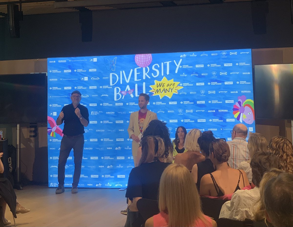 ManuelaVollmann's tweet photo. Wie schön ist das ,dass wir diese Vielfalt gibt und zelebriert wird ! #diversityBall Wienmuseum https://t.co/Jkkud47KU1