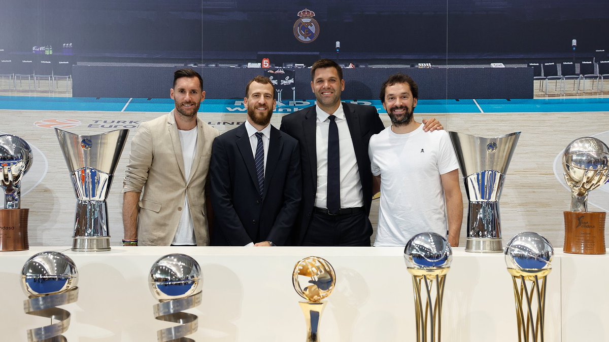 Una foto que representa y explica buena parte de lo que hemos disfrutado en los 12 últimos años.

Jugadores inolvidables para Berserkers y para todos los madridistas.

Gracias, Chacho. Gracias, leyendas.

📸 <a href="/RMBaloncesto/">Real Madrid Basket</a>

#GraciasChacho