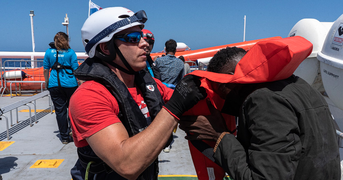 🔵 #26giugno #LifeSupport 47 persone soccorse nel #Mediterraneo Centrale. Viaggiavano su un gommone sovraffollato, senza giubbotti di salvataggio. Alcuni di loro riportano ustioni e traumi. Assegnato POS #Livorno, a tre giorni e mezzo di navigazione.
LEGGI shorturl.at/DpHVv