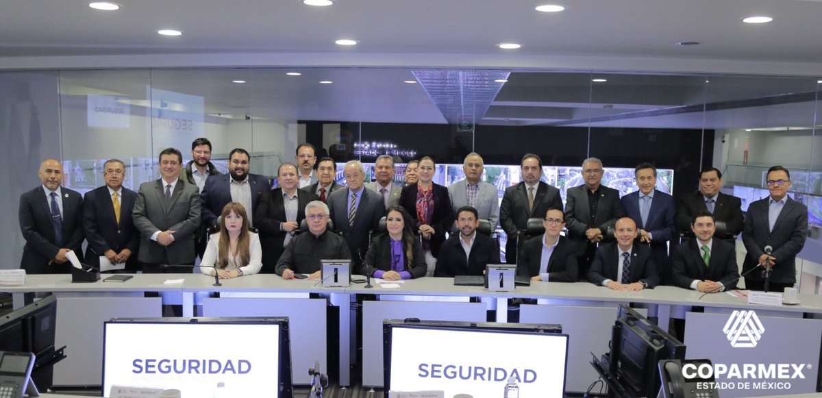 COPARMEX_Edomex's tweet photo. 🚨 El día de ayer nuestro presidente @jitr_77 participó en la sesión de acercamiento entre el sector empresarial y el Teniente Coronel, Cristóbal Castañeda Camarillo, titular de @SS_Edomex, a fin de dialogar y conocer los temas de relevancia en materia de #seguridad. 

#Seguridad https://t.co/st0cDPNXQa