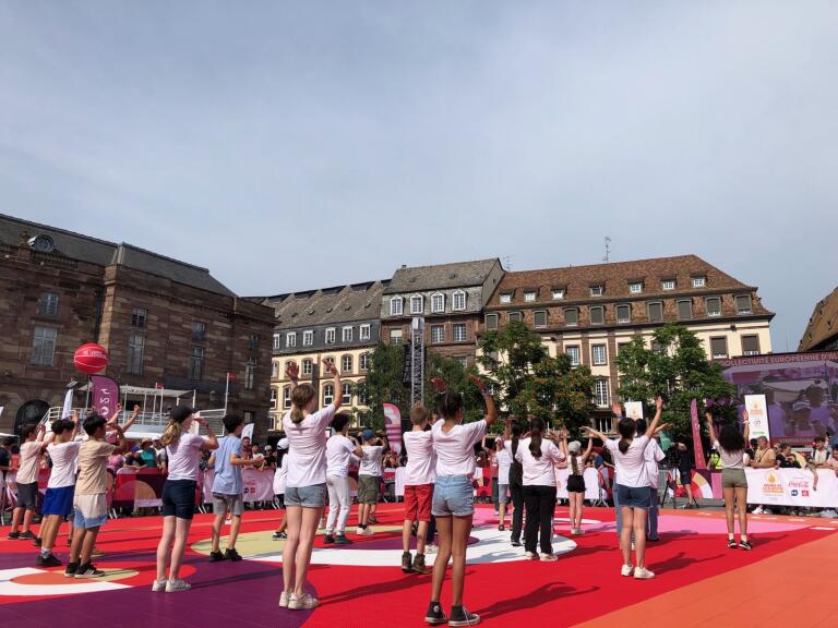 Nos 6e dans la place pour accueillir la Flamme !!! Bravo pour leur performance, et Bravo à leurs coachs professeurs et professionnels !