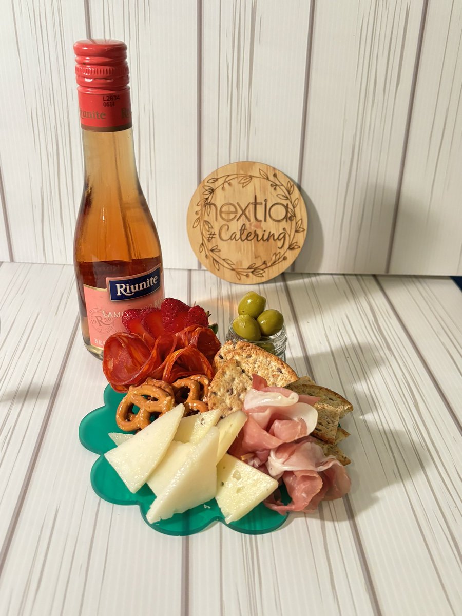 Nextia_Publi's tweet photo. Mini tabla flor con botella de vino 
Regalitos para consentir a tus invitados o a tu persona favorita. 

🛍️Hagan sus pedidos

#nextiacatering

‼️ 𝗖𝗢𝗡𝗧Á𝗖𝗧𝗔𝗡𝗢𝗦‼️

 ☎️ 5514999647💬
https://t.co/cNlnZHnZD5

 #nextia #catering #TablasDeQueso #carnesfrias #charcuterie #CDMX https://t.co/ooblCRFleL