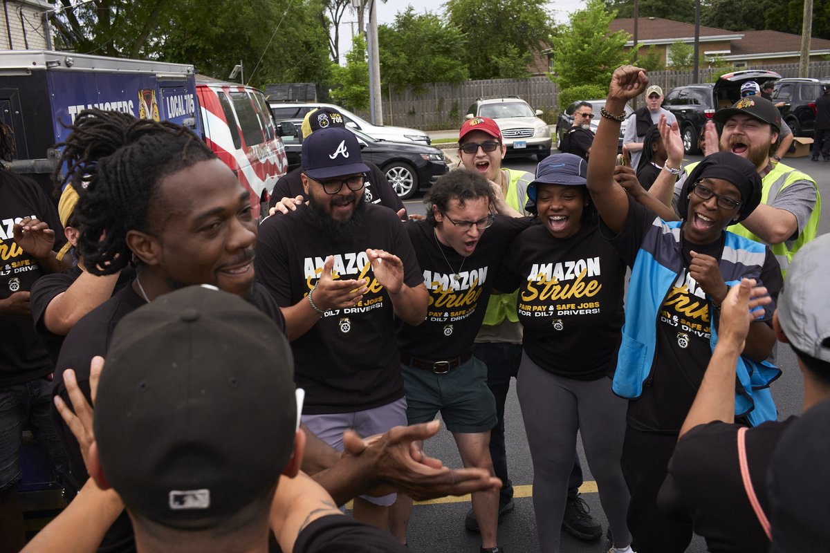 amazonteamsters's tweet photo. HAPPENING NOW: Amazon drivers at DIL7 in Skokie, IL are on strike against unfair labor practices! It’s time Amazon delivers the good jobs that all Amazon workers deserve. Follow along for updates from the picket line 💪 https://t.co/5HTcA8rSsW
