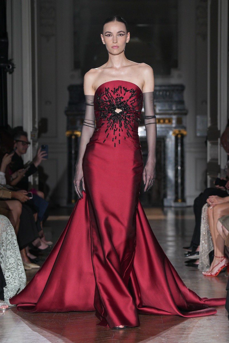 jacquemusx's tweet photo. Zuhair Murad Couture FW24 https://t.co/3Q08iwvXon