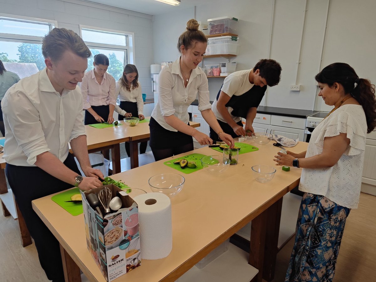 Today the L6IB class enjoyed cooking Hispanic food with Srta Bermejo and <a href="/rociopcabrera/">Rocío Pérez Cabrera (Miss)</a> They have made Guacamole from Mexico and Pa amb Tomàquet from Spain. The result was absolutely delicious!