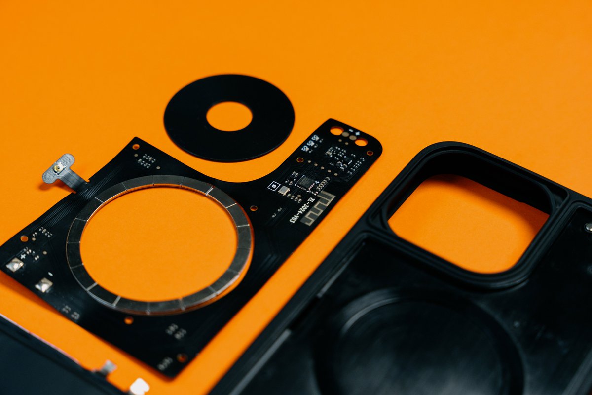 BitmoLab's tweet photo. 🖌️In Depth Design of the BANG!Case.
⏩To achieve it, we have printed artistic patterns on tempered glass, decorated the MagSafe ring with a vinly inspired circle piece.
♦️These hardware components were eventually integrated into the final form of BANG!Case.
#BANGCase #Design https://t.co/ziRqETdMY6