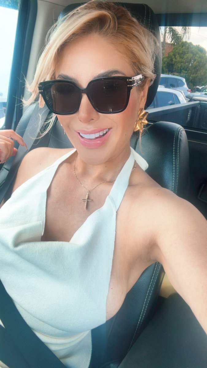 JaxXsanchez's tweet photo. Hoy el trabajo demanda mis red soles 👠 & en 🛻 pick up 😅
Deberían verme bajar😂🙃
Aún con 15 cm de tacón tengo que brincar 😂
#workingmood #HazQueSuceda https://t.co/a7zNK0zdIA