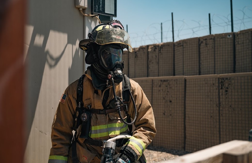 CJOC_COIC's tweet photo. CAF members are turning up the heat 🔥on #OpIMPACT! Firefighters from both the Canadian Operational Support Hub – Middle East and United States Ali Al Salem Air Base conducted training this month utilizing a building slated for demolition at Camp Canada in Kuwait https://t.co/irkUiEJTce