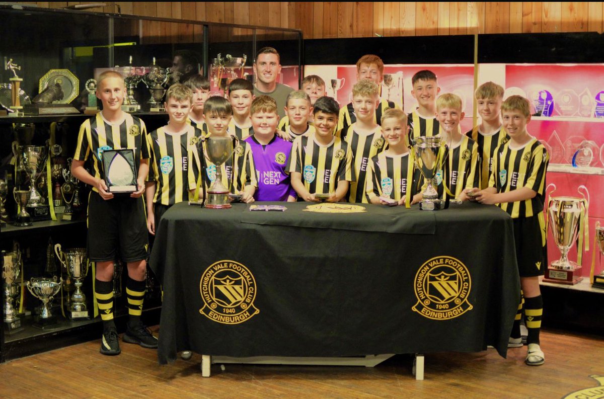 Hutchie_Vale's tweet photo. U13’s League Presentation 🥇🏆
Please see the article 👇 on the U13’s league presentation and which former Hutchie Vale player presented them with their league winning glass plaque and winners medals 🟡⚫️🐝🥇🏆
#league #presentation #seryfa https://t.co/BBL1zi7U5O