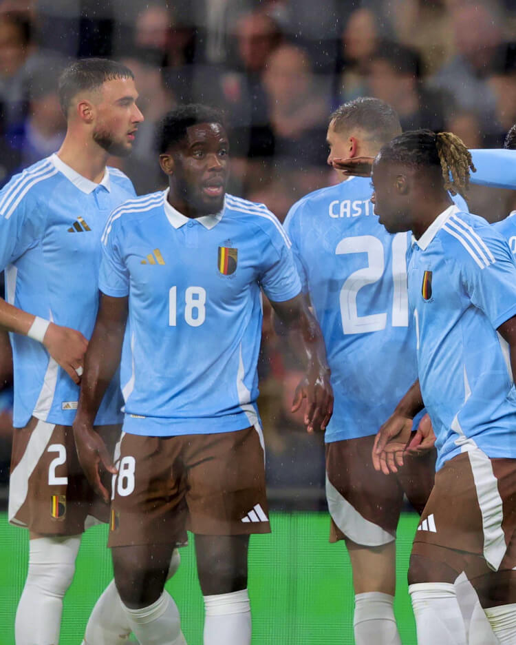 DokuActus's tweet photo. ⏱️ 45' | Mi-temps

Ukraine vs Belgique
🇺🇦0-0🇧🇪

La Belgique a connu une première période difficile contre l'Ukraine, manquant d'opportunités avec seulement une occasion significative en 45 minutes. ⏳️

Les Belges devront améliorer leur jeu en seconde période pour espérer remporter ce match. 🤔

Jeremy Doku a eu une première période modeste, les Diables Rouges focalisant beaucoup de leur jeu sur Trossard durant ces 45 minutes. Néanmoins, Doku affiche un taux de réussite des passes de 18/19, bien qu'il n'ait pas encore tenté de tir. 👍🏻

Encourageons les Diables Rouges ❤️, en particulier Jérémy Doku, pour cette seconde mi-temps ! 🇧🇪

#EURO2024 | #UKRBEL
