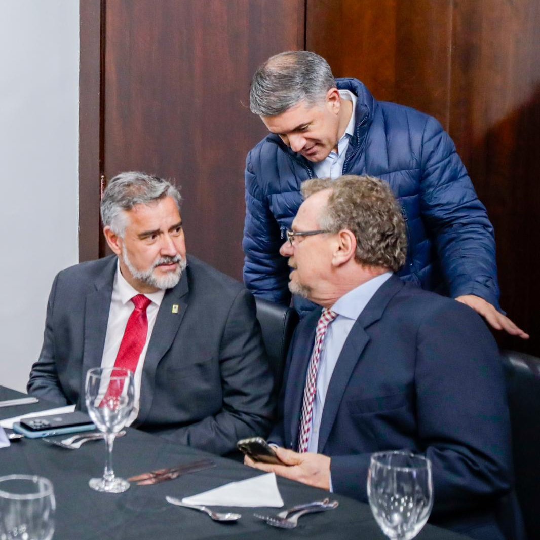 LuizFMainardi's tweet photo. Hoje o Ministro Extraordinário para Apoio à Reconstrução do RS, @Pimenta13Br, esteve na Assembleia Legislativa para um almoço com líderes da Bancada Estadual e do Governo. 

O trabalho não para e o RS continua sendo a grande prioridade do Governo Federal. https://t.co/63Wnciyp9K