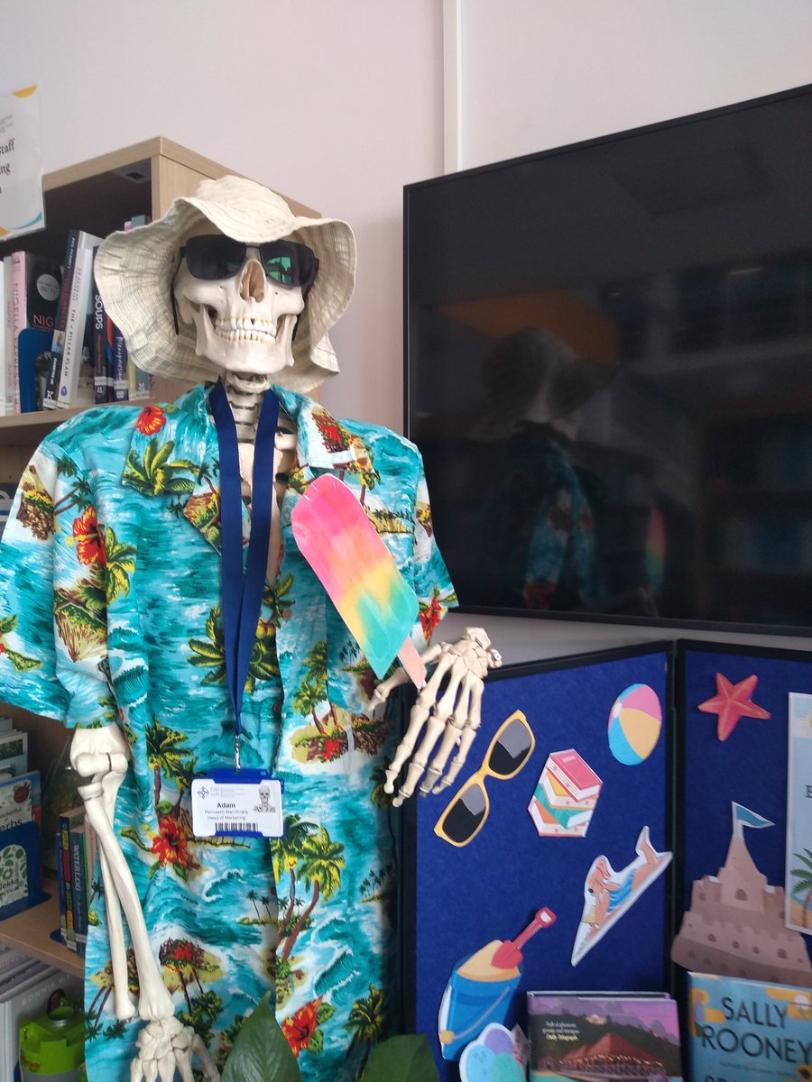 Beth ydych chi'n ei ddarllen yr haf hwn? Galwch draw i Lyfrgell Ysbyty Treforys i weld beth mae Adam yn ei argymell!

What are you reading this summer? Pop into Morriston Hospital Library to see what Adam recommends!