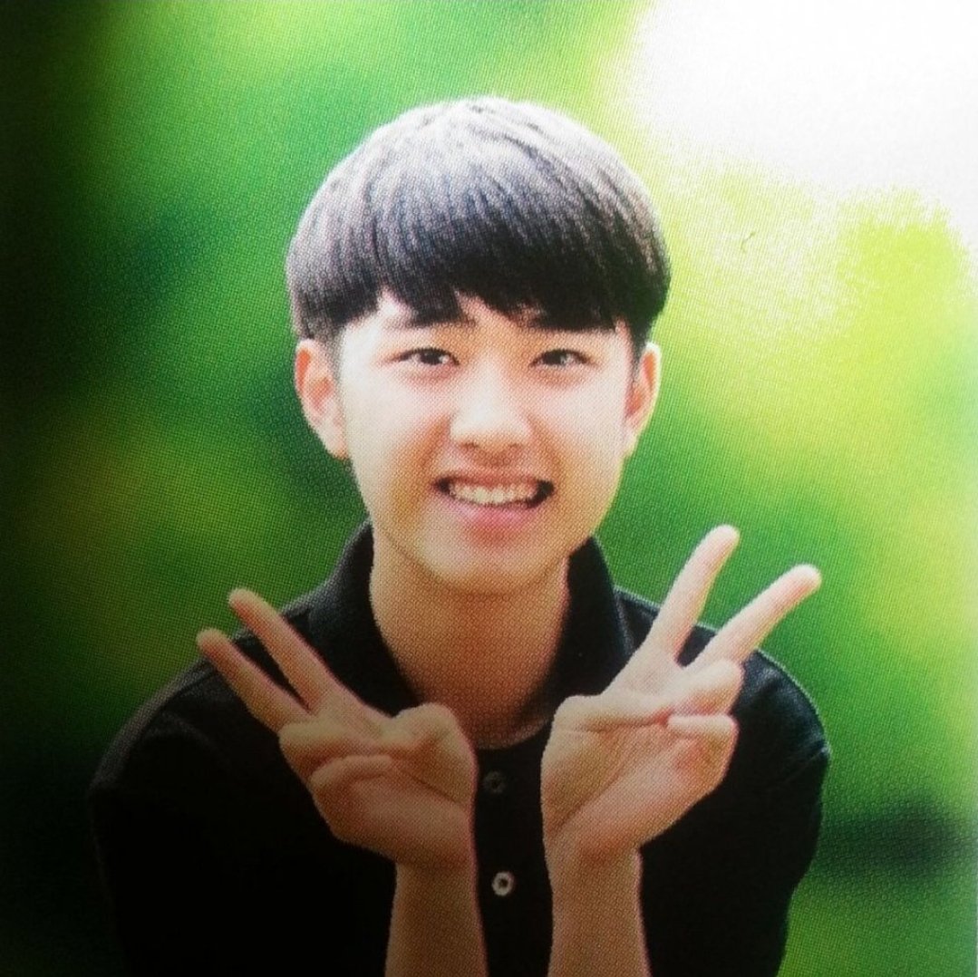 DODBBONG's tweet photo. 첫 실습이라 힘들어하는 교생 선생님한테 먼저 다가가 살갑게 말 걸어주고, 공개 수업할 때 앞에 나와서 발표해 줘서 선생님 수업 성공적으로 마치게 해주고, 실습 마지막 날 '사랑 그 놈' 불러달라니까 교무실 문 두드리고 들어와서 직접 쓴 가사지 들고 신청곡 불러준 고딩 도경수...다시봐도 감동껴 https://t.co/y1ex60Ec2f