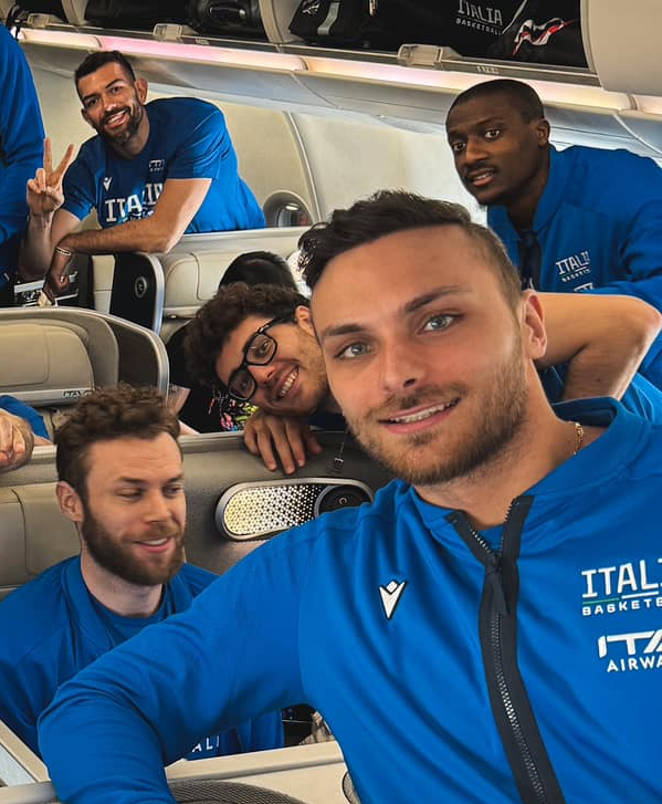 parallelecinico's tweet photo. In questa foto:

- Tonut in primo piano perché la strategia di marketing della nazionale è quella di avvicinare molte più donne al basket
- Paiola ha gli occhiali da finto intellettuale per far credere a tutti che per il volo s’è portato la “Critica della ragion pura” di Kant, ma in realtà all’edicola dell’aeroporto ha rubato il libro “Quiz da fare mentre fai la cacca”
- ad Abass è nata la figlia da poco, non dorme mezz’ora di fila da un mese, s’era appena addormentato, e dopo che l’hanno svegliato per fare sta foto vorrebbe dirottare l’aereo
- Melli dorme con un occhio aperto perché da veterano del gruppo deve sempre controllare che sti ragazzini non facciano danni
- Ricci, da laureato in matematica, indica il risultato della radice quadrata di 361, meno 17
- Spissu mima il gesto della pistola per mettere in chiaro sin da subito che in quanto a criminalità i portoricani non ci fanno paura
- Gallinari s’è asciugato i capelli col compressore
- Caruso e Bortolani sono i due insegnanti di italiano di John Petruccelli che in questi giorni ha imparato la coniugazione del verbo “afammoc”
- Polonara sembra uscito dal Cocoricò dopo una serata gabber
- il bagaglio a mano di Mannion è il suo collo
- Datome e Pozzecco sono felici come due bambini che hanno ricevuto la busta della nonna a Natale, ignari però che dietro di loro il direttore generale Trainotti stia passando a miglior vita

È tutto pronto. L’aereo della Nazionale è decollato in direzione Porto Rico con due grandi obiettivi:
- strappare il pass per le Olimpiadi
- vendicarci per tutte le estati che i portoricani ci hanno rovinato a causa del reggaeton.

NOI CI CREDIAMO
#PreOlimpicoTipo