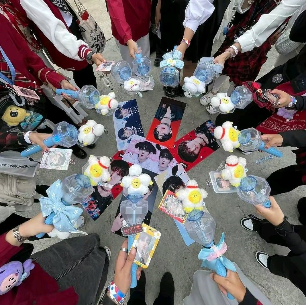 wtnblyaaa's tweet photo. completed OT10 teulights circle in KL .. Finally we did it !! 🔥 #TREASUREinKL #RELAYTOURinKL #TREASURE @treasuremembers

all pictures cc to owners 💙✨ https://t.co/ULoUZO9sEr