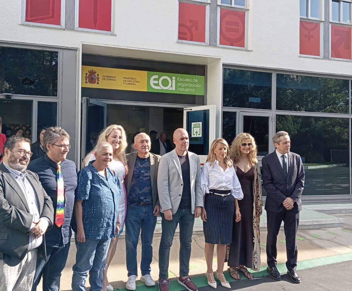 Hoy he firmado en nombre de @ccoo el acuerdo para impulsar medidas contra la discriminación de personas LGTBI en el ámbito laboral.

También he acompañado a la plantilla de Vodafone ante el ERE que pretende eliminar 1200 puestos de trabajo. 
#OrganizaTuOrgullo
#EREVodafoneNO