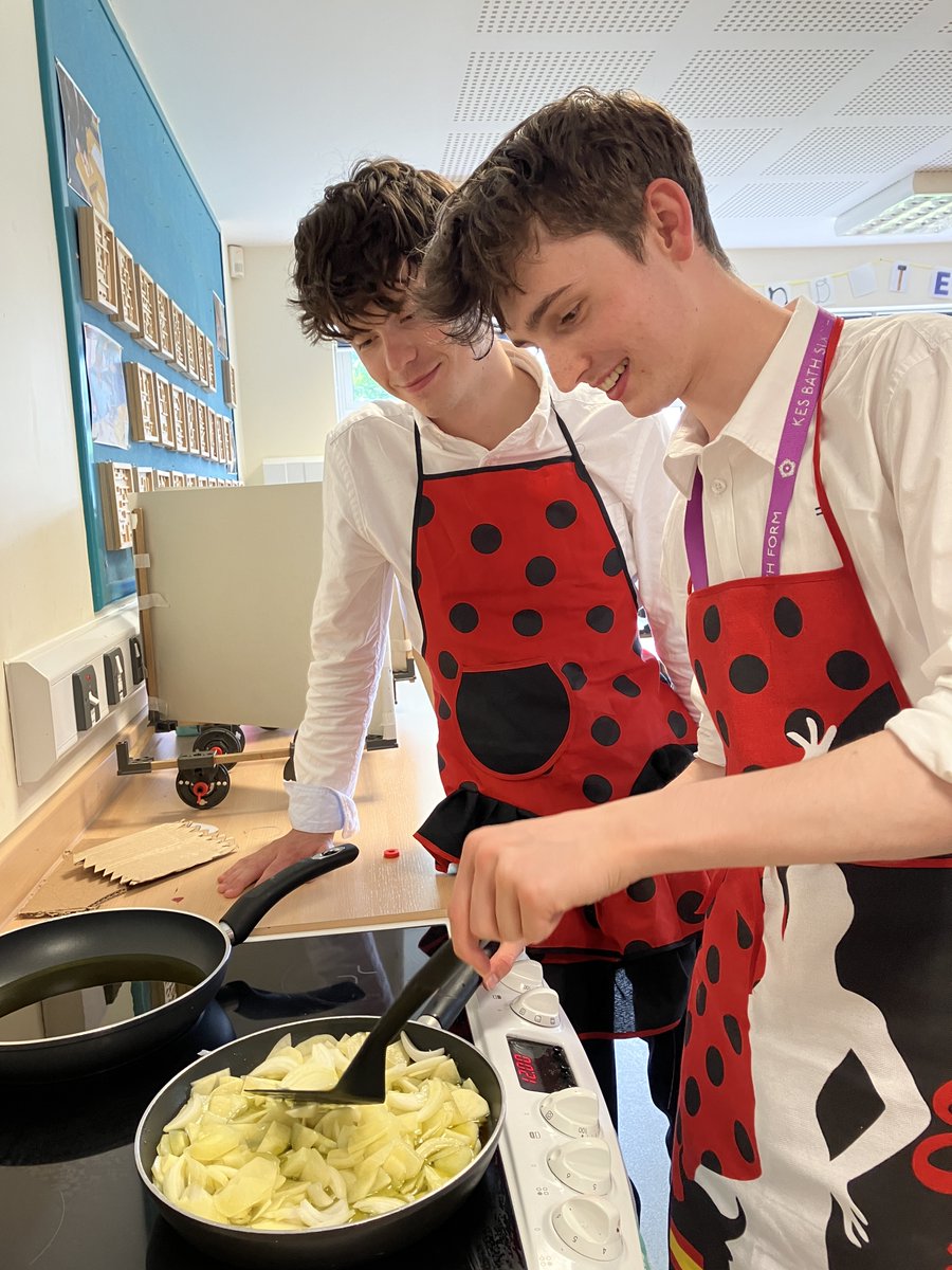 KESBathSpanish's tweet photo. Learning to cook Spanish omelette with our amazing Year 12 students #KESpanishAlevel @KESBath Deliciosa! https://t.co/ZcFYTL0dPe