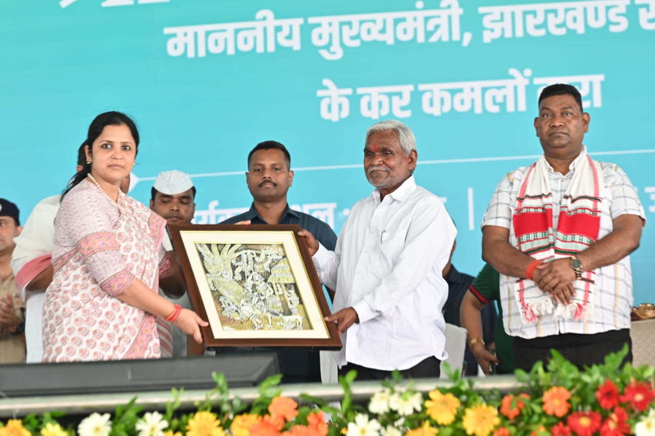 माननीय मुख्यमंत्री, झारखण्ड श्री चम्पाई सोरेन की गरियामयी उपस्थिति में विभिन्न योजनाओं के शिलान्यास एवं उद्घाटन सह परिसंपत्ति वितरण किया गया। 
@JharkhandCMO 