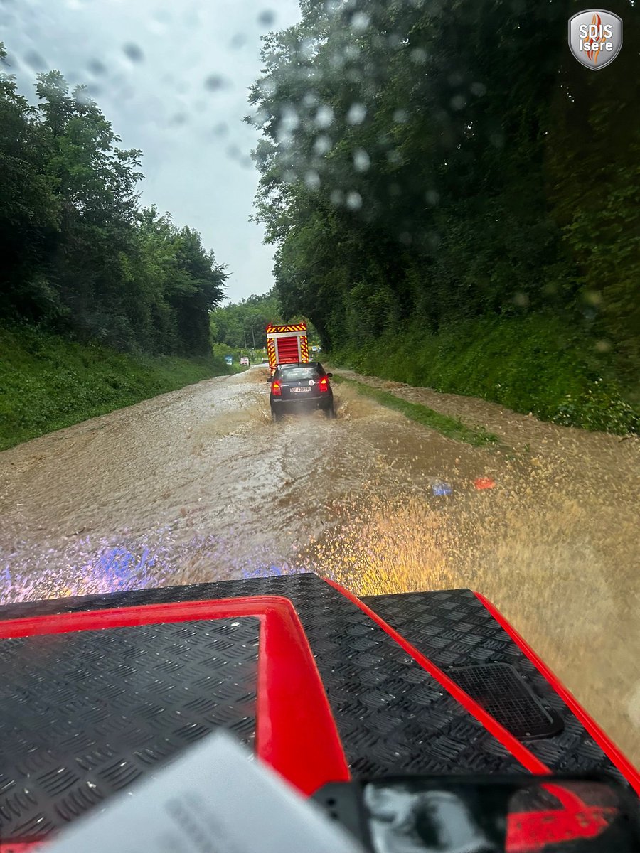 sdis38's tweet photo. 🚒#intervention | Dans la nuit de mardi à mercredi de violences averses orageuses ont touché les secteurs du Grésivaudan, Pays-Voironnais et Sud-Gresivaudan. 150 sapeurs-pompiers et 49 engins ont été mobilisés. 
Les équipes spé. nautiques, USAR et drone ont été engagées. https://t.co/cAMZTiDQjt
