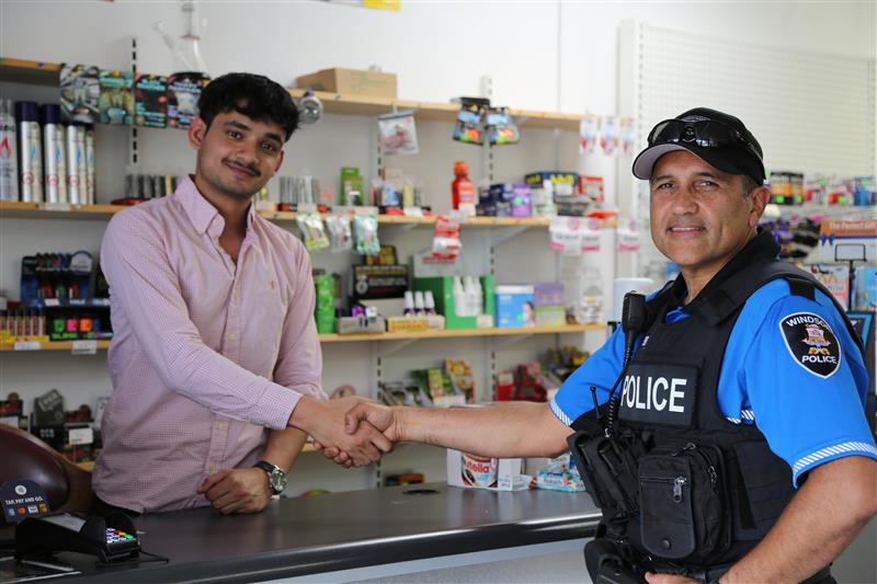 WindsorPolice's tweet image. Say hello to Constable Surjeet Gill, your dedicated downtown officer.  You can find him downtown, actively engaging with residents and business owners. Constable Gill is here to discuss our initiatives and plans to strengthen the downtown core.

Whether you have concerns, ideas,…