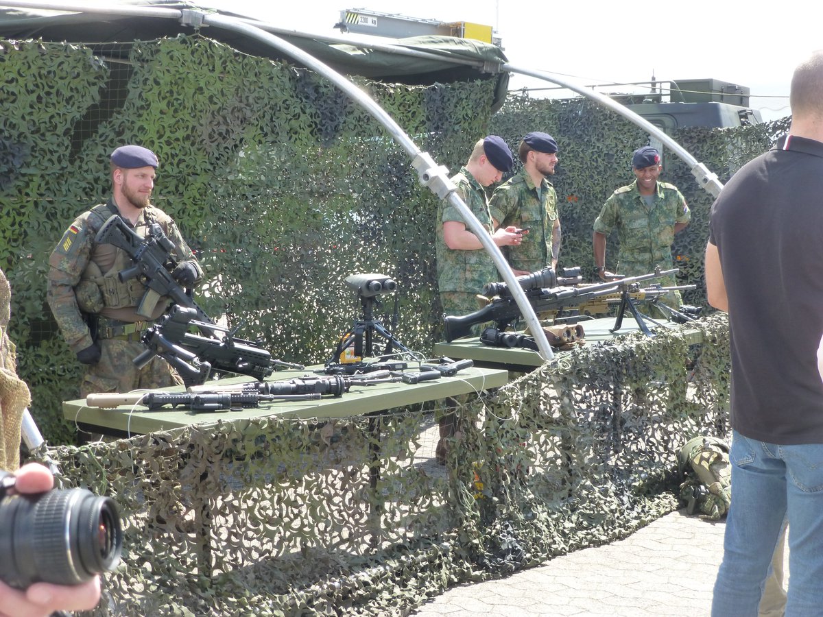 DarthFreder's tweet photo. 🇩🇪Kiel, #Seebatallion and 🇳🇱#Korps_Mariniers on display at #Kiel_Week #openship.
Attitude has changed in many good ways incl. touching guns and climbing on tanks. The last decade before 2022 was kind of embarrassing. https://t.co/eGaa2GSFx3