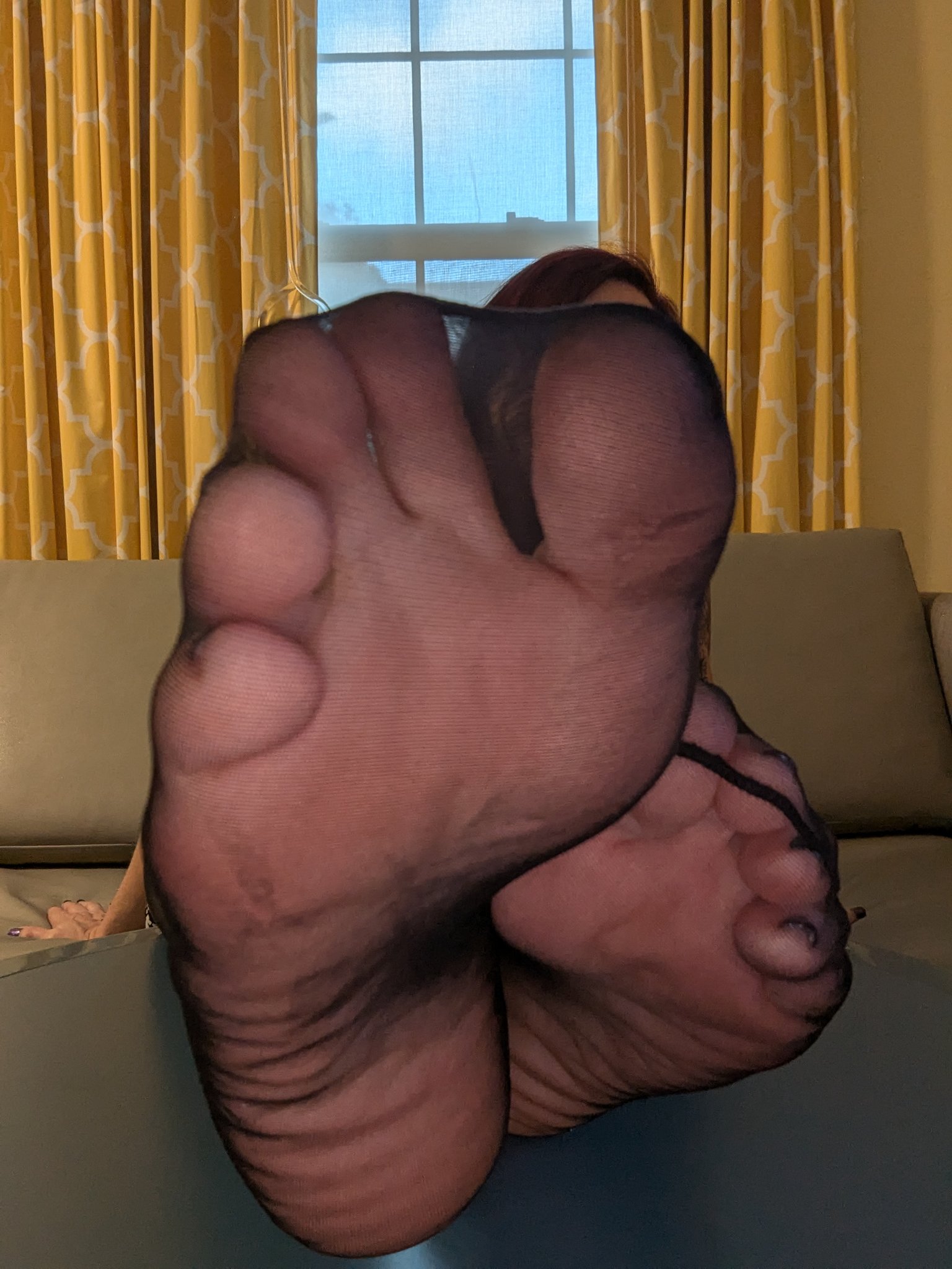 mature nylon feet   / X