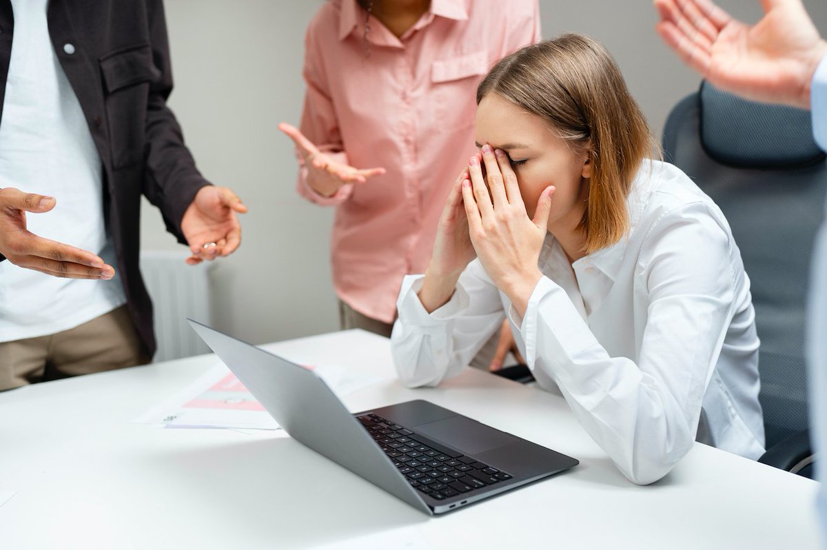 VIVErevista's tweet image. ¿Cómo identificar el #abusodepoder en el #trabajo y qué hacer?

El abuso de poder en el trabajo ocurre cuando un profesional con una posición de autoridad utiliza su poder para someter, controlar o intimidar a otros empleados de manera inapropiada.

Link: bit.ly/abusotrabajo