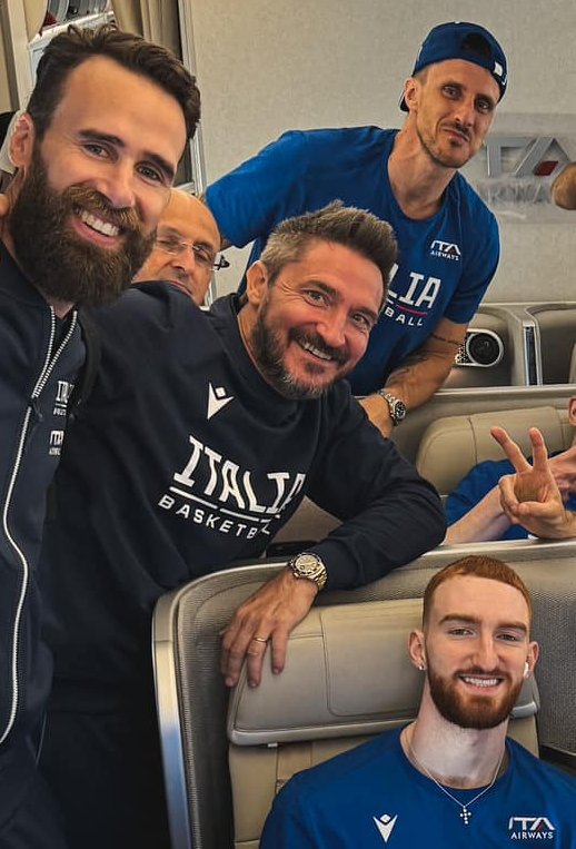 parallelecinico's tweet photo. In questa foto:

- Tonut in primo piano perché la strategia di marketing della nazionale è quella di avvicinare molte più donne al basket
- Paiola ha gli occhiali da finto intellettuale per far credere a tutti che per il volo s’è portato la “Critica della ragion pura” di Kant, ma in realtà all’edicola dell’aeroporto ha rubato il libro “Quiz da fare mentre fai la cacca”
- ad Abass è nata la figlia da poco, non dorme mezz’ora di fila da un mese, s’era appena addormentato, e dopo che l’hanno svegliato per fare sta foto vorrebbe dirottare l’aereo
- Melli dorme con un occhio aperto perché da veterano del gruppo deve sempre controllare che sti ragazzini non facciano danni
- Ricci, da laureato in matematica, indica il risultato della radice quadrata di 361, meno 17
- Spissu mima il gesto della pistola per mettere in chiaro sin da subito che in quanto a criminalità i portoricani non ci fanno paura
- Gallinari s’è asciugato i capelli col compressore
- Caruso e Bortolani sono i due insegnanti di italiano di John Petruccelli che in questi giorni ha imparato la coniugazione del verbo “afammoc”
- Polonara sembra uscito dal Cocoricò dopo una serata gabber
- il bagaglio a mano di Mannion è il suo collo
- Datome e Pozzecco sono felici come due bambini che hanno ricevuto la busta della nonna a Natale, ignari però che dietro di loro il direttore generale Trainotti stia passando a miglior vita

È tutto pronto. L’aereo della Nazionale è decollato in direzione Porto Rico con due grandi obiettivi:
- strappare il pass per le Olimpiadi
- vendicarci per tutte le estati che i portoricani ci hanno rovinato a causa del reggaeton.

NOI CI CREDIAMO
#PreOlimpicoTipo