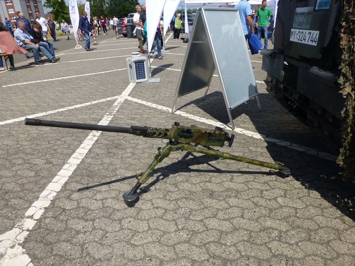 DarthFreder's tweet photo. 🇩🇪Kiel, #Seebatallion and 🇳🇱#Korps_Mariniers on display at #Kiel_Week #openship.
Attitude has changed in many good ways incl. touching guns and climbing on tanks. The last decade before 2022 was kind of embarrassing. https://t.co/eGaa2GSFx3