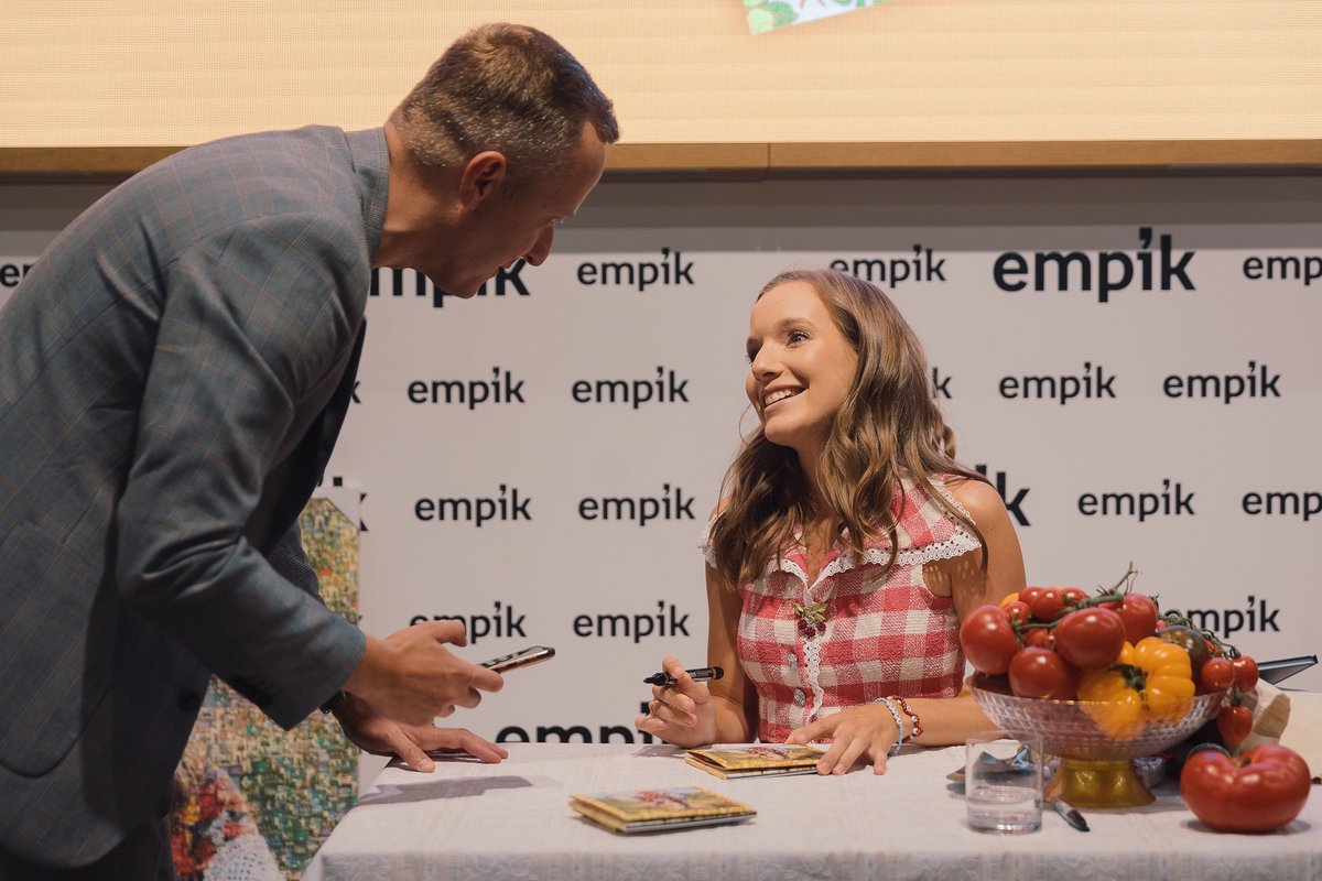 RzecznikEmpik's tweet photo. Pierwsze osoby ustawiły się w kolejce już o 7.30 rano a w kulminacyjnym momencie po #autograf czekało ponad 600 fanów! Takie tłumy w #Empik przyciągnęła wczoraj oczywiście #sanah. Artystka podpisywała płyty aż do późnego wieczora, częstując uczestników… pomidorami 🍅 https://t.co/VhEAc5lH1z