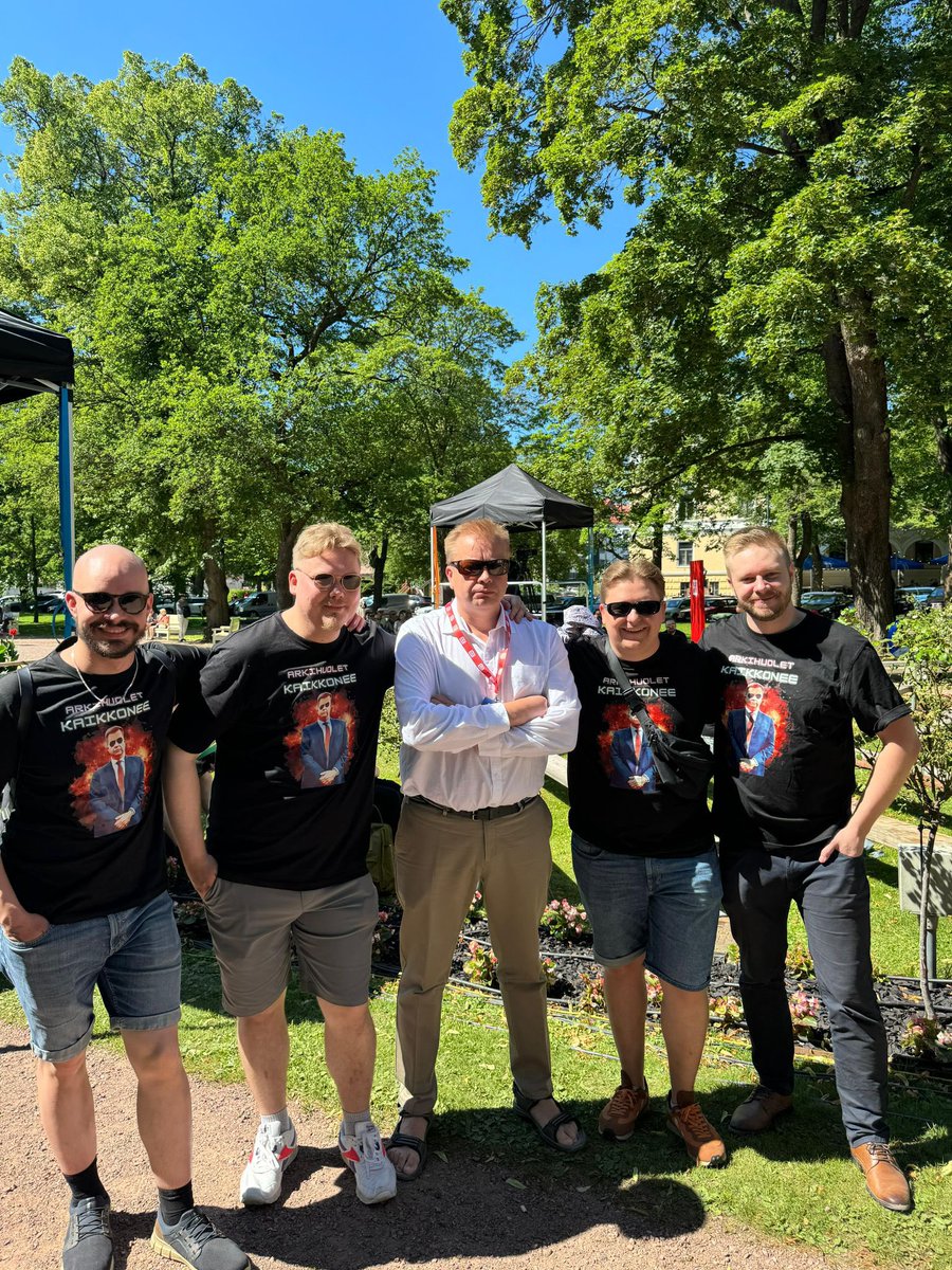 Kesäloman hittipaita lanseerattu. 

<a href="/anttikaikkonen/">Antti Kaikkonen</a> antoi hyväksynnän.

#suomiareena