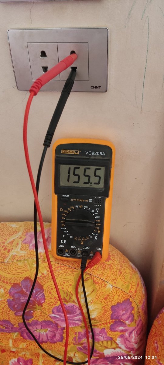 حرام اقسم بالله بقيس الكهرباء في البيت لقيتها 155 فولت 
يعني الاجهزة الكهربية لو اشتغلت فرق الجهد دا هيقلل عمرها الافتراضي 
#الكهرباء