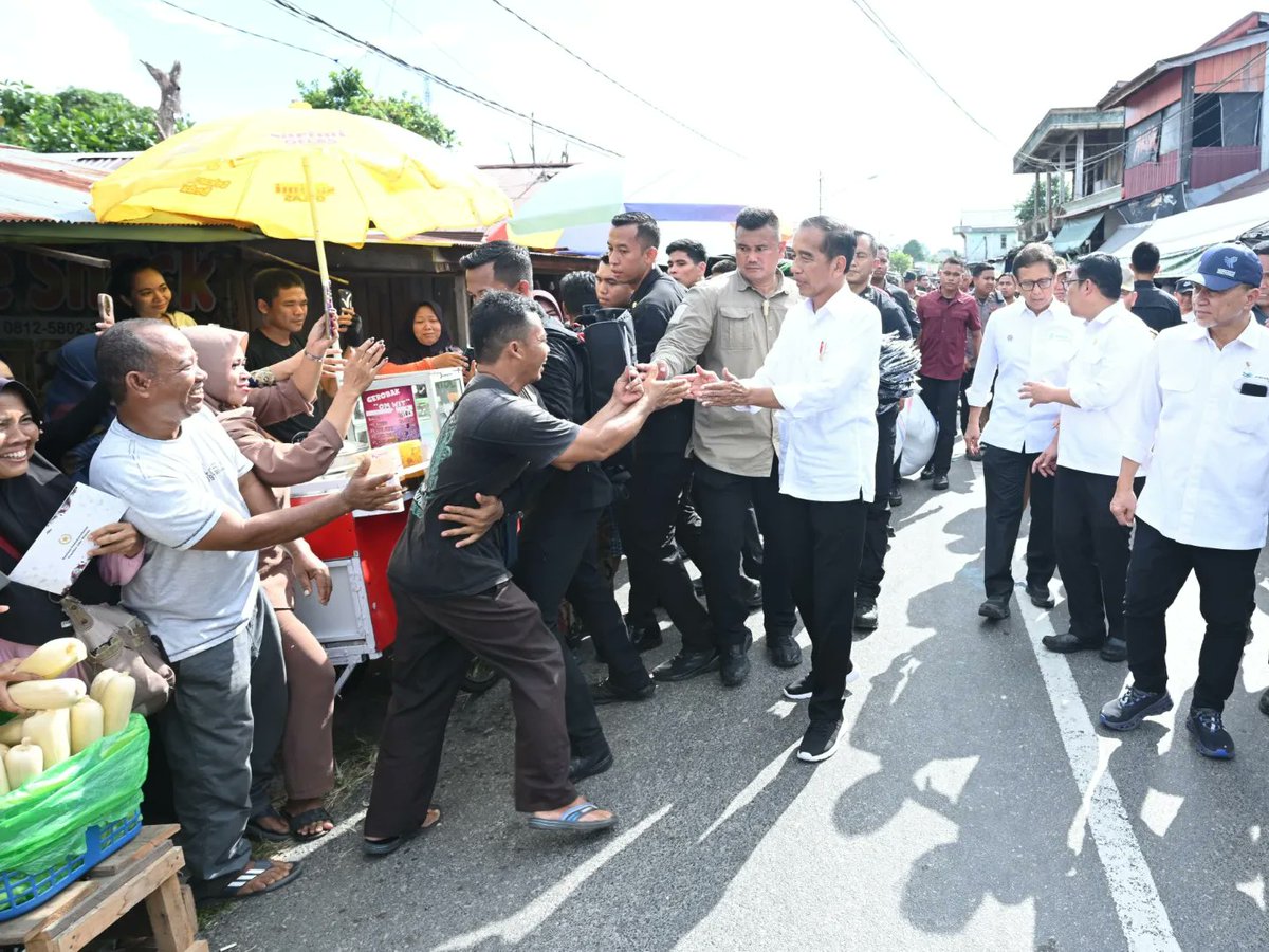jokowi's tweet photo. Dari pasar di Kabupaten Kotawaringin Timur saya bertolak ke Pasar Pata di Kabupaten Katingan untuk meninjau harga pangan. Harga - harga di Katingan juga sama baiknya bahkan cenderung lebih murah, yang menandakan bahwa distribusi dan transportasi barang kebutuhan pokok di daerah ini berjalan dengan lancar. 

Sambil berbincang dengan para pedagang, bantuan modal juga turut diberikan sebagai bentuk dukungan bagi UMKM. Kesejahteraan pedagang kecil akan terus menjadi perhatian pemerintah sebagai upaya menjaga ekonomi di daerah. 

***
Foto: Kris - Biro Pers Sekretariat Presiden
Lokasi: Pasar Pata, Kabupaten Katingan, Provinsi Kalimantan Tengah. Rabu, 26 Juni 2024.