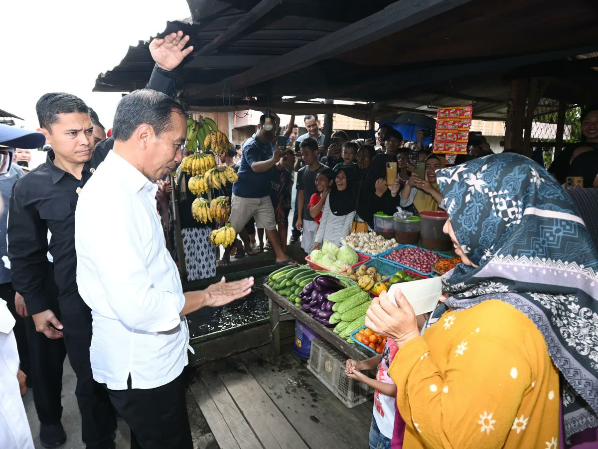 Dari pasar di Kabupaten Kotawaringin Timur saya bertolak ke Pasar Pata di Kabupaten Katingan untuk meninjau harga pangan. Harga - harga di Katingan juga sama baiknya bahkan cenderung lebih murah, yang menandakan bahwa distribusi dan transportasi barang kebutuhan pokok di daerah
