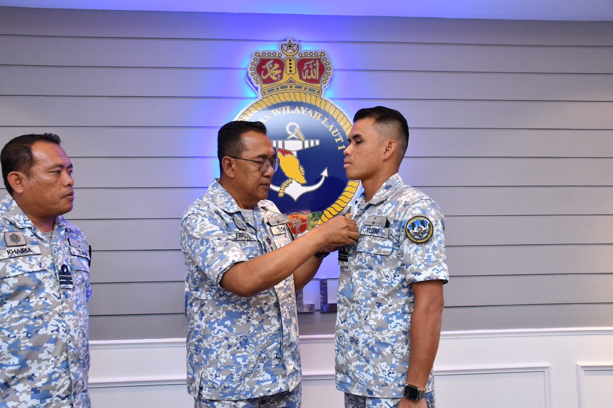Mawilla_1's tweet photo. Promotion Comes With Responsibilities.

YBhg PANGWILLA 1 menyempurnakan Majlis Pemakaian Pangkat Pegawai Navigasi KD PAHANG, Lt Muhammad Fahmi bin Mohd Zainuri TLDM yang telah dinaikkan ke pangkat Lt Kdr TLDM. Tahniah!

@tldm_rasmi 
@MPA_Barat 

#BersatuBersediaBerjaya
#3B4one https://t.co/kMZWiQIvYi