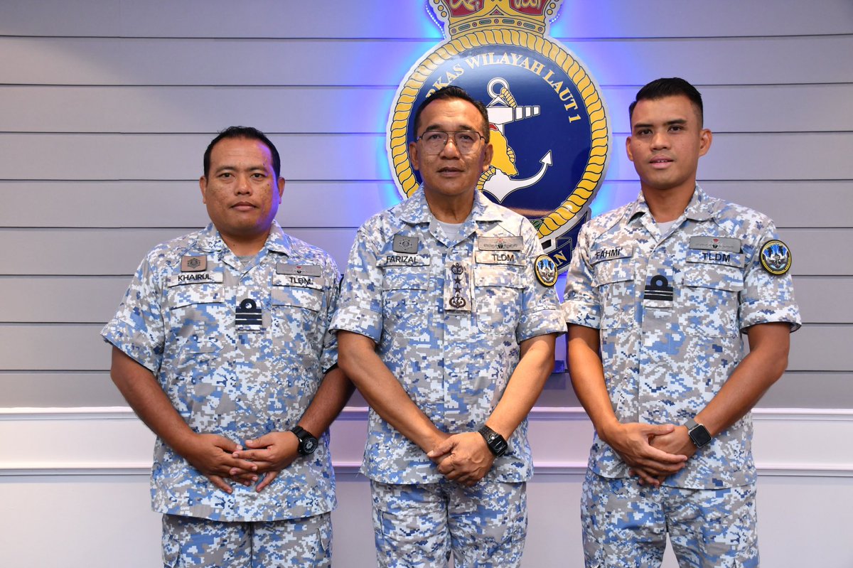 Mawilla_1's tweet photo. Promotion Comes With Responsibilities.

YBhg PANGWILLA 1 menyempurnakan Majlis Pemakaian Pangkat Pegawai Navigasi KD PAHANG, Lt Muhammad Fahmi bin Mohd Zainuri TLDM yang telah dinaikkan ke pangkat Lt Kdr TLDM. Tahniah!

@tldm_rasmi 
@MPA_Barat 

#BersatuBersediaBerjaya
#3B4one https://t.co/kMZWiQIvYi