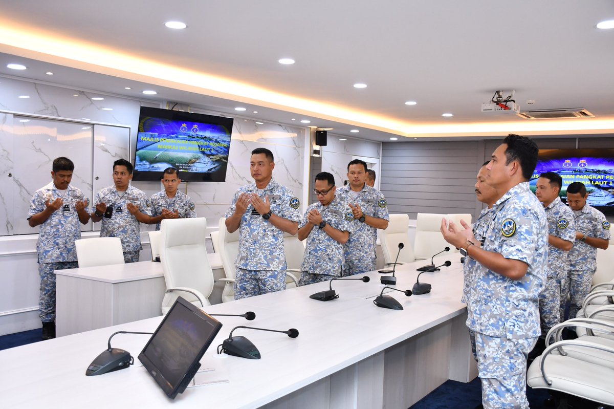 Mawilla_1's tweet photo. Promotion Comes With Responsibilities.

YBhg PANGWILLA 1 menyempurnakan Majlis Pemakaian Pangkat Pegawai Navigasi KD PAHANG, Lt Muhammad Fahmi bin Mohd Zainuri TLDM yang telah dinaikkan ke pangkat Lt Kdr TLDM. Tahniah!

@tldm_rasmi 
@MPA_Barat 

#BersatuBersediaBerjaya
#3B4one https://t.co/kMZWiQIvYi