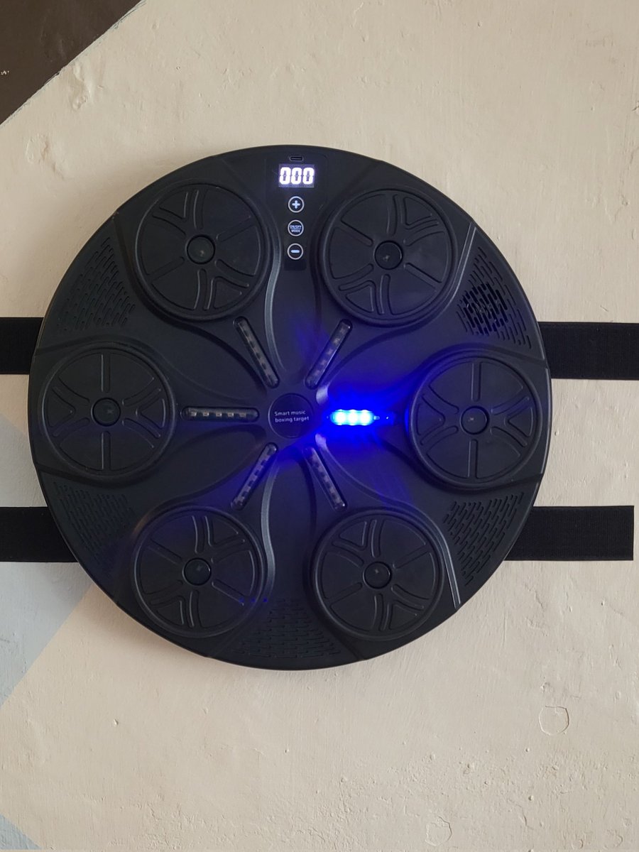 MsMabel5's tweet image. Yes, I bought I resist it I've had a little go yeah it's #fun #easy to use 

OMG !!!!!!! 
It's held with VELCRO 😯😯😯😯😯😯😯😯
I'm gonna have a play I'll show you later

#boxingmachine #boxing #noconsole #keepfit #workout #funforkids #cheap #easysetup #familyfun
#Bluetooth #USB