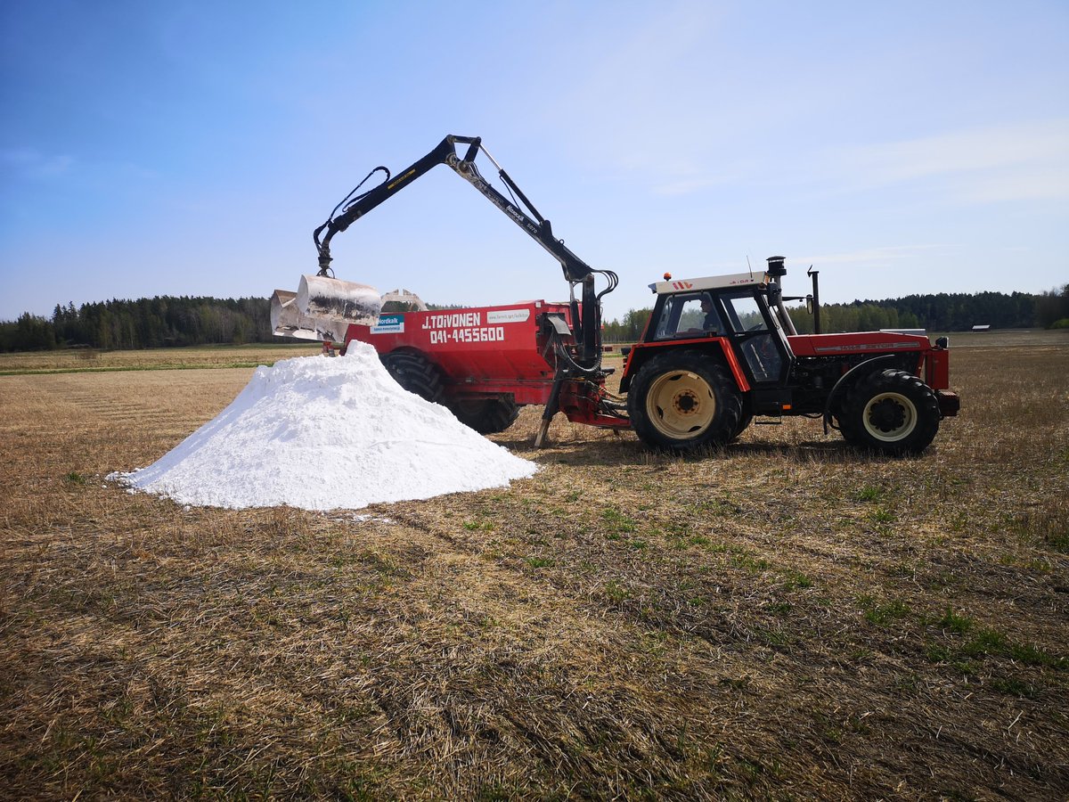 KolariMinna's tweet image. Varmista kipsin levitys syksylle 2024 jättämällä kipsikäsittelyhakemus 30.6. mennessä.

Kaikki hakukelpoiset tänä vuonna hallintaan tulleet lohkot eivät valitettavasti näy asiointipalvelussa. Hakupalvelusta puuttuville lohkoille voi kuitenkin hakea kipsikäsittelyä sähköpostitse.