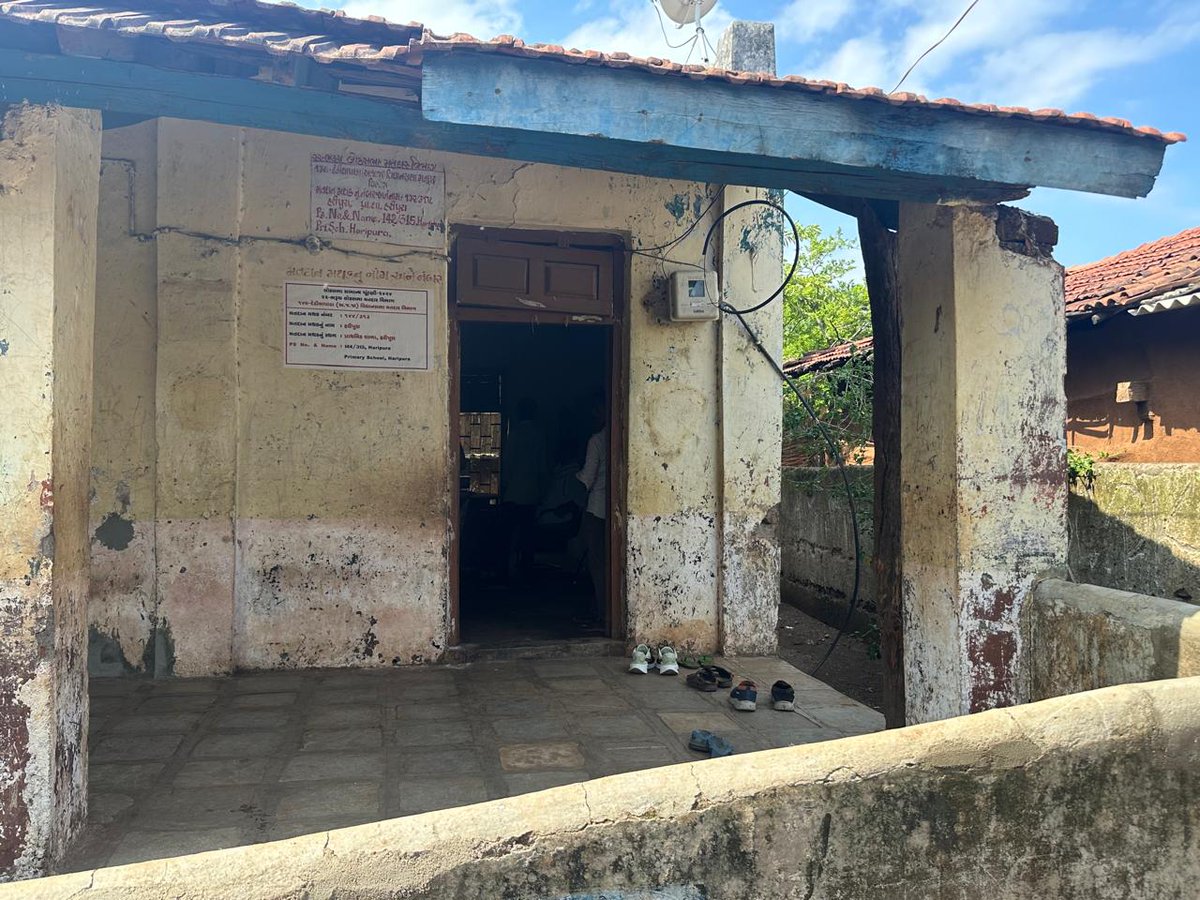 આજે શાળા પ્રવેશોત્સવનો પહેલો દિવસ હતો. આ દરમિયાન મારા મતવિસ્તારની ડેડીયાપાડા તાલુકા ની 5 સરકારી શાળાઓની મુલાકાત લીધી. 
જેમાં પાંચેય શાળામાં માત્ર એક જ કાયમી શિક્ષક છે.ઓરડાઓ જર્જરીત હાલતમાં છે, બાળકો ભયના ઓથારે અભ્યાસ કરી રહ્યા છે

1) મોટીકાલબી પ્રા.શા. જેમાં 1 થી 5 ધોરણમાં 73