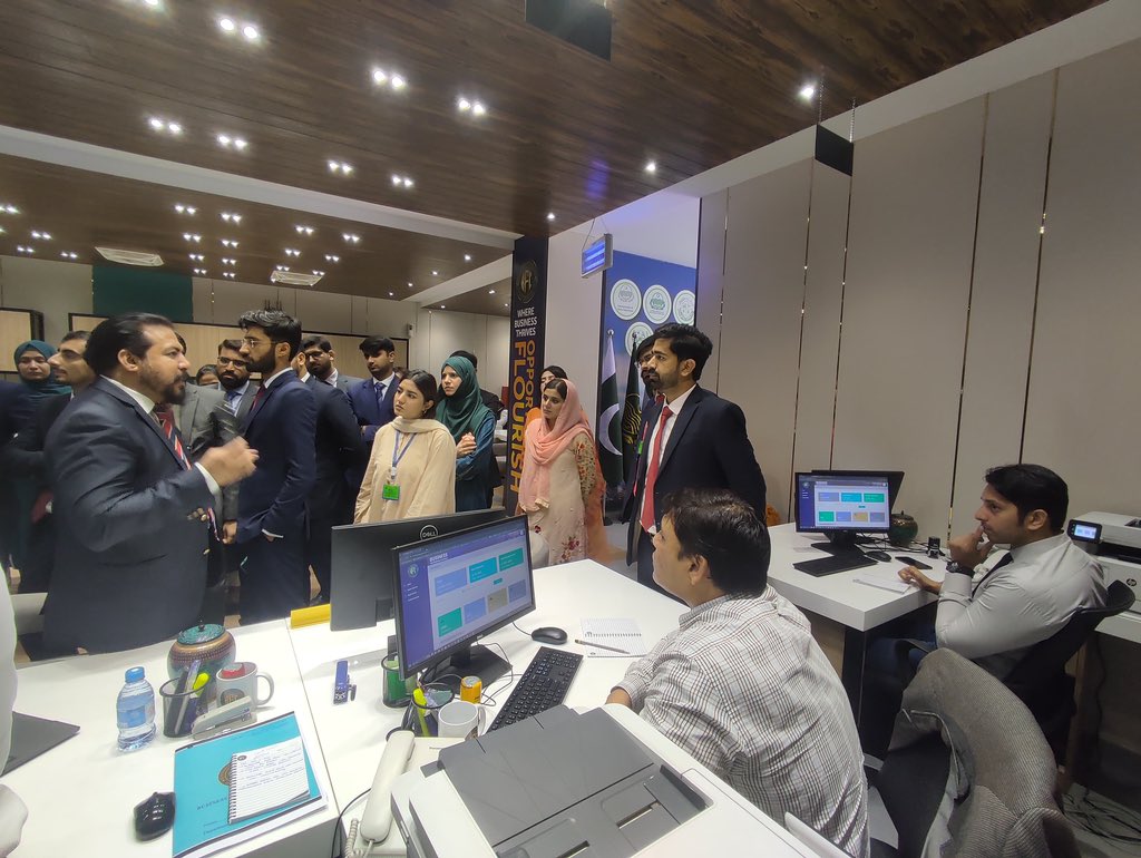 ICIDPunjab's tweet photo. The 13th Post Induction Training Course for PMS Officers (BS-17) visited the #BusinessFacilitationCentre in Lahore
The participants received a detailed briefing from Manager Abid Saleem about the Centre's functions &amp; progress
#PMSOfficers #BFCVisit #Lahore
#DigitalTransformation https://t.co/ubncfBkgw7