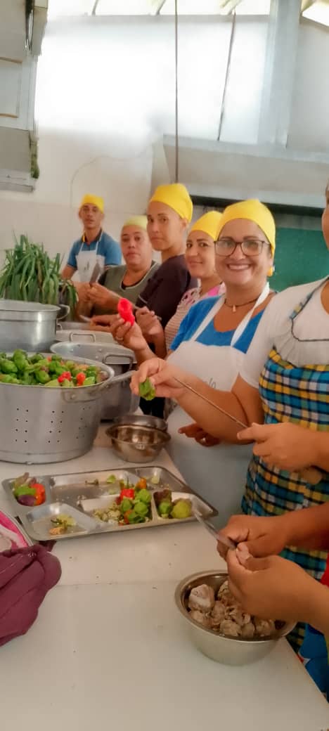 Desde nuestro municipio Arismendi nuestras cocineras preparando logística para el cheque 1X10 municipal vamos pues <a href="/NicolasMaduro/">Nicolás Maduro</a> <a href="/_LaAvanzadora/">Yelitze Santaella</a> @GPintoVzla <a href="/CDCESucre/">CDCE Estado Sucre</a> <a href="/pedrodiazg59/">Pedro Diaz</a> <a href="/cnaeoficial/">cnaeoficial</a> <a href="/Juanfra83212901/">Juan francisco Cedeño</a> <a href="/FlorMar12345/">Flor Maria Romero</a> <a href="/YuyelisR/">yuyelis rodriguez</a> <a href="/yurisma26469535/">yurismar Rivero</a>