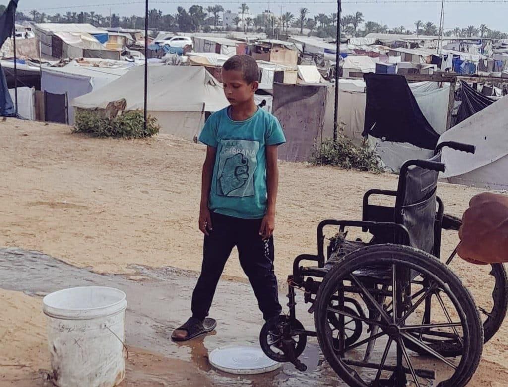 ㅤㅤㅤㅤㅤㅤ
مشهد صامت ولكنه قاتل.
بعد إنتظار هذا الطفل لمدة ساعات على طابور المياه، سقطت منه وهو عائد إلى خيمة عائلته 

فظل واقفاً متجمداً بهذا الشكل، هذه حروب أخرى لا يعلم العالم عنها شيئاً 💔⁦🇵🇸⁩
ㅤㅤㅤㅤㅤㅤ