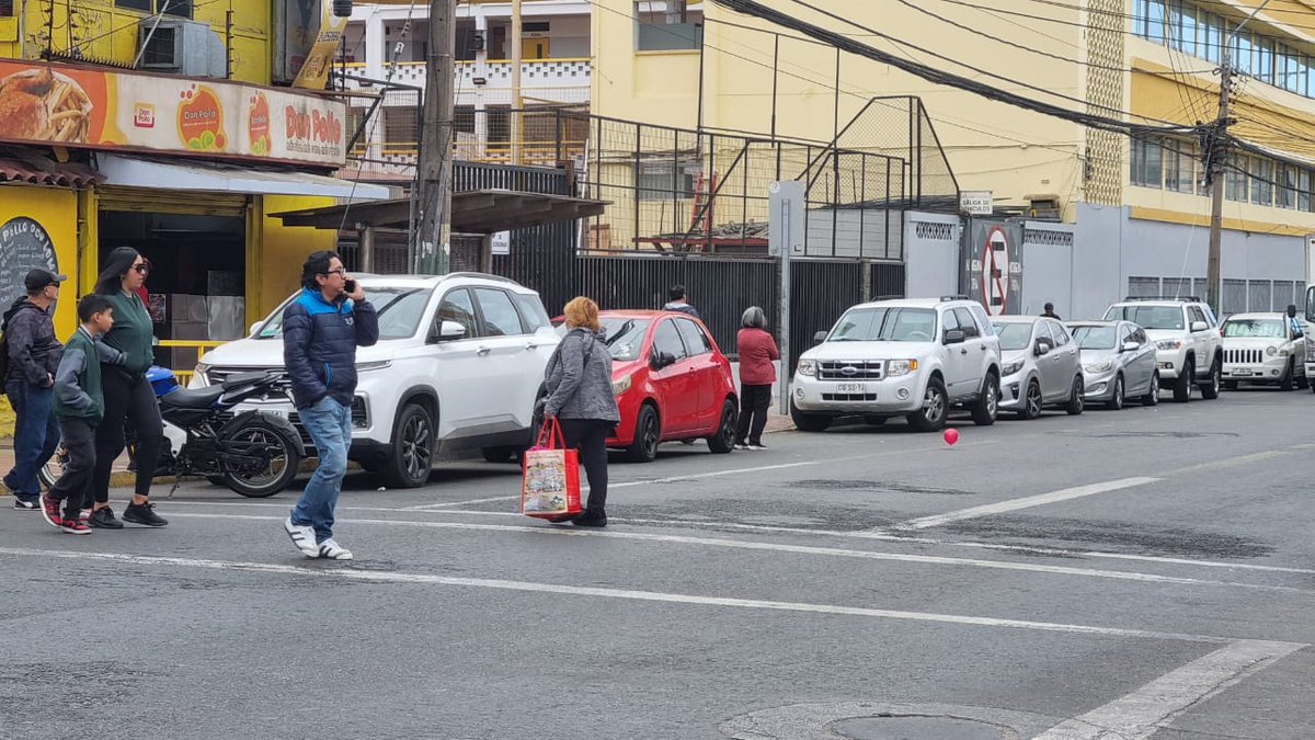 En #Antofagasta no solamente se ha dejado de lado a  Ciclistas, si no que principalmente a peatones y transporte publico, cada dia son menos las fiscalizaciones, lo que conlleva un aumento de vehiculos mal estacionados ocupando paraderos y veredas. <a href="/DPRAntofagasta/">Delegación Presidencial Regional de Antofagasta</a> <a href="/MTTAntofagasta/">SeremiTT Región de Antofagasta</a>