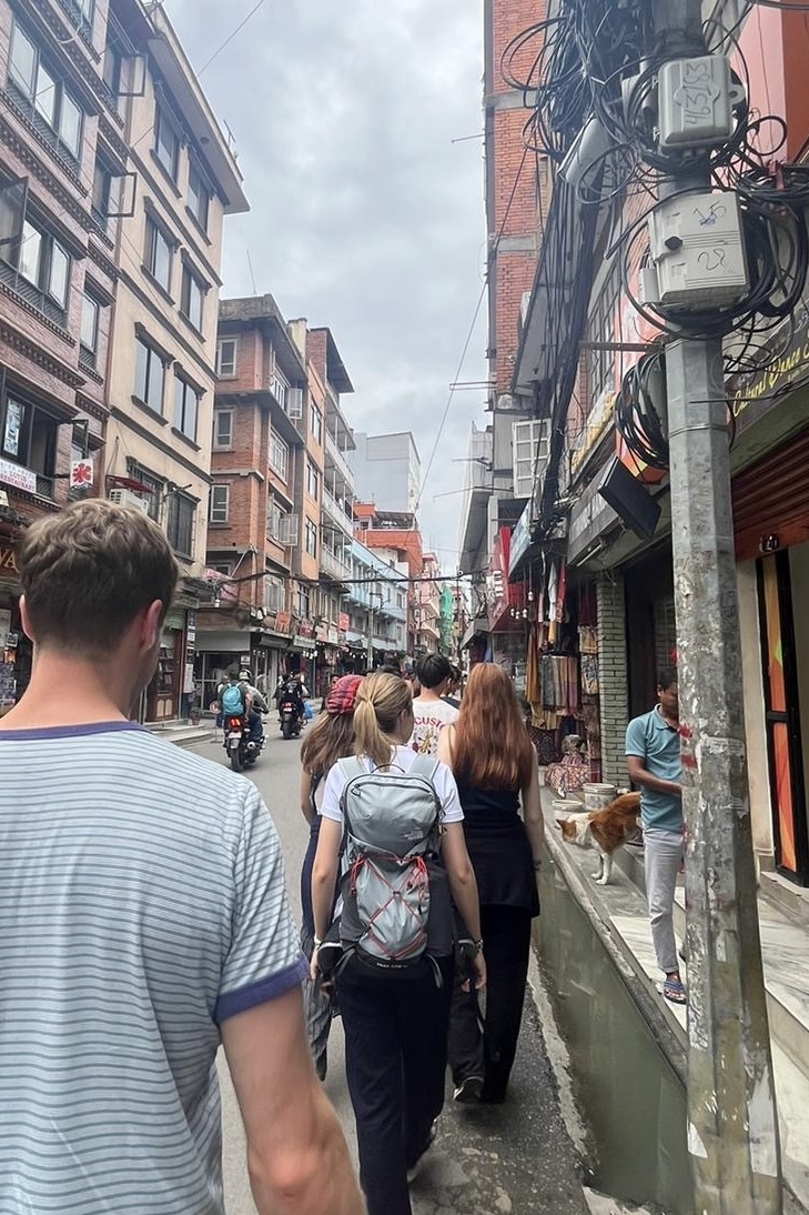 runnymedemadrid's tweet photo. 18 of our VI formers have landed in Kathmandu ready for their 17 day adventure in Nepal!

Led by 2 teachers &amp; 1 @GlobalActionLtd Leader they’ll be completing a 5 day trek &amp; learning about Int Development, Social Justice &amp; Environmental Protection over the course of the trip. https://t.co/ehuEkMceUv