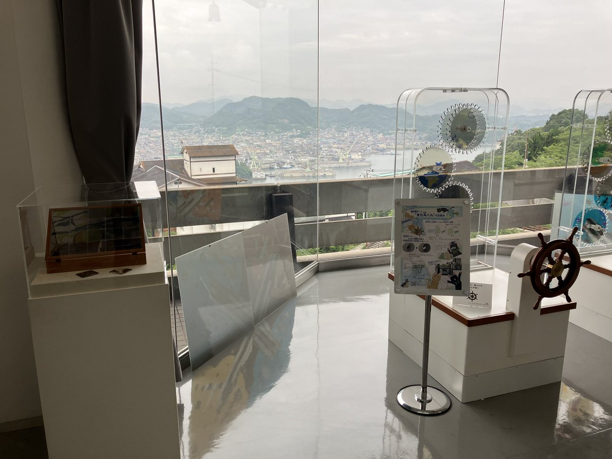 kitamu_y's tweet photo. 尾道市立美術館、7/6〜9/8の【Disney Cats &amp; Dogs Exhibition 】にて、最後のロビーで偏光板アートを展示いただけることになりました♪来館いただいた皆様に偏光板もお配りしますので、ぜひ偏光板を片手に作品をご覧下さい🎨
#尾道 #尾道市立美術館 #尾道市立大学 #尾道市立大学美術学科 #偏光板アート https://t.co/I7NbVoUHSF