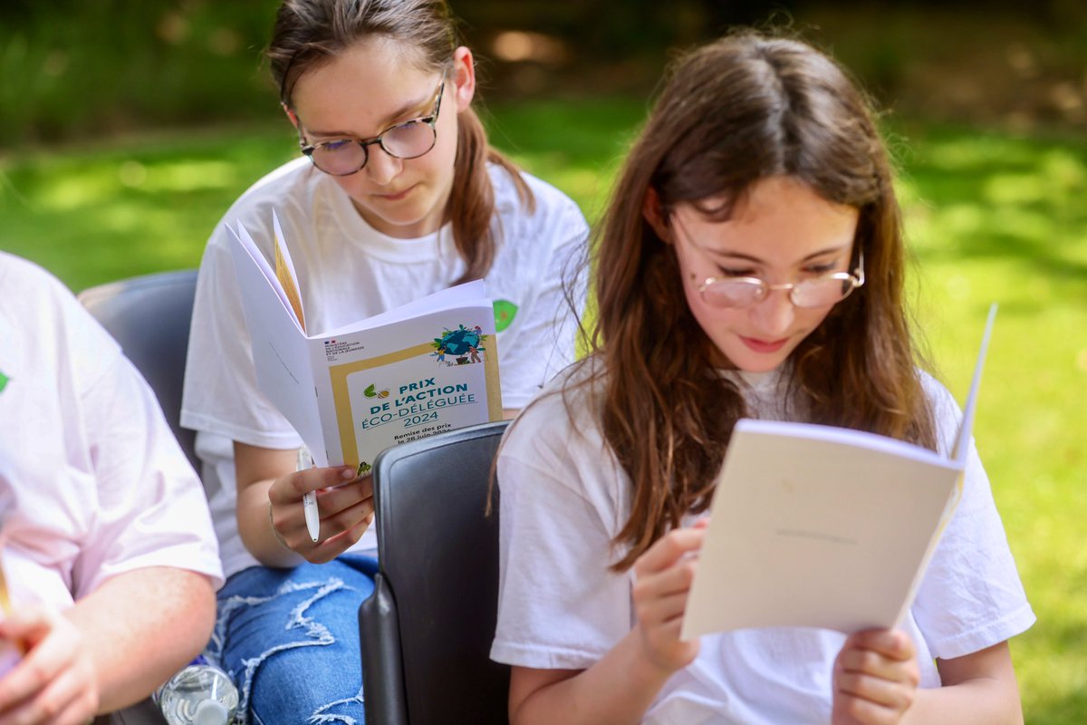 🌍🇫🇷 L’écologie à la française, ça commence à l’École, dès le plus jeune âge !

Dans toutes les classes de collège et de lycée, un éco-délégué est élu pour agir en faveur de la transition écologique.

Bravo aux 68 d’entre-eux qui remportent le prix de l’action éco-déléguée !
