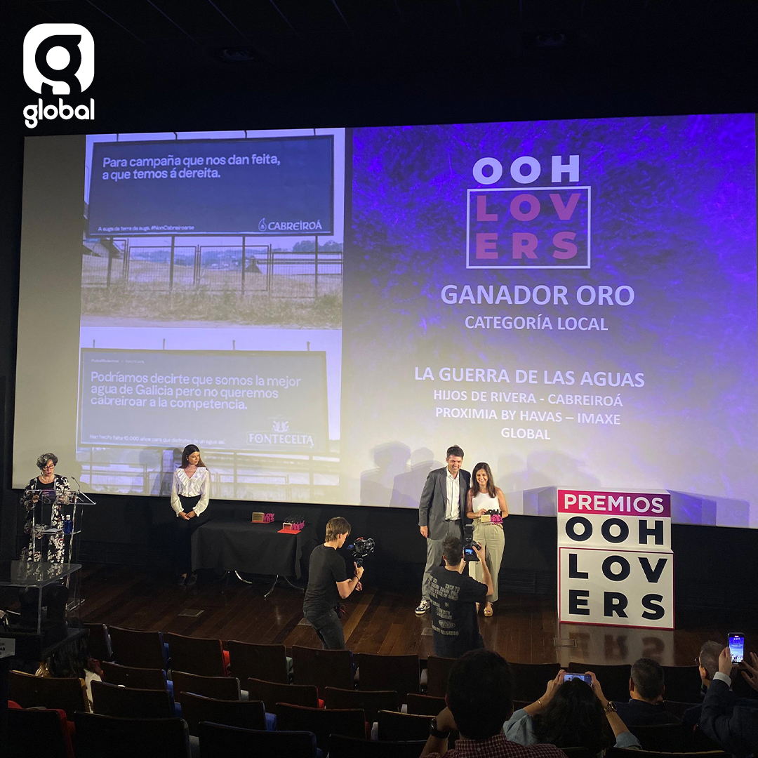 Ayer asistimos a los #PremiosOOHLovers de <a href="/lafedepubli/">LAFEDE</a> y fue una gran noticia que <a href="/cabreiroa/">Cabreiroá</a> ganase el premio de Oro en la categoría Local. Hijos de Rivera y Proximia by Havas han conseguido que su campaña fijada en los soportes de Global fuese un gran éxito.